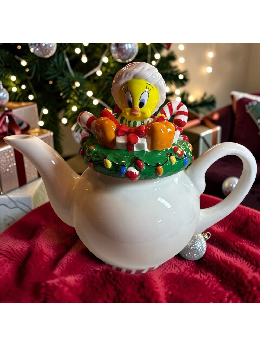 Tweety Christmas Ceramic Teapot 1998-Warner Brothers Studio/Looney Tunes 9"H
